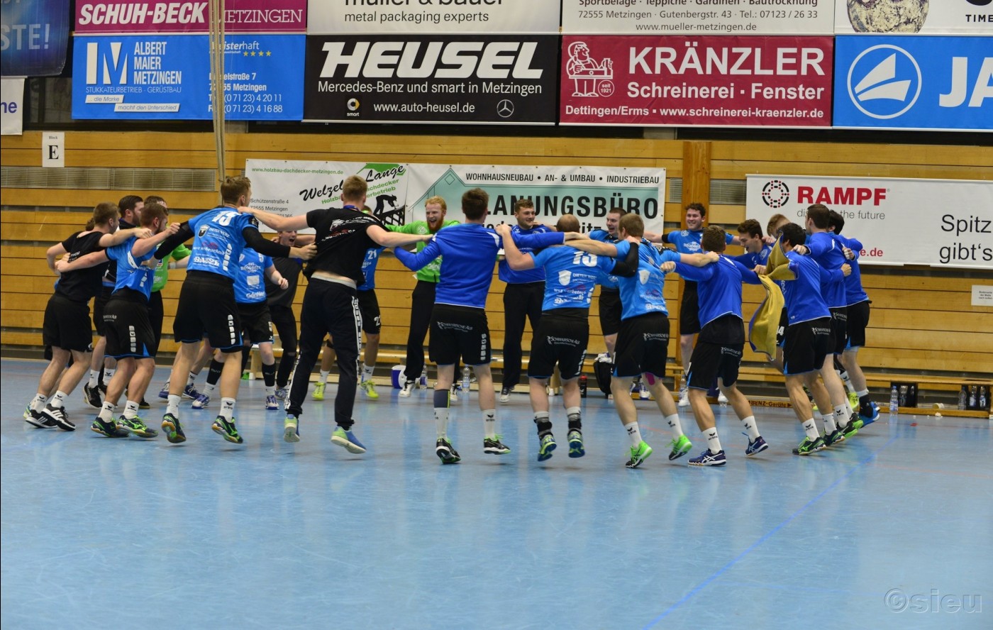 TVN II Handballer bejubeln den Sieg im ersten Relegationsspiel gegen Ostfildern.