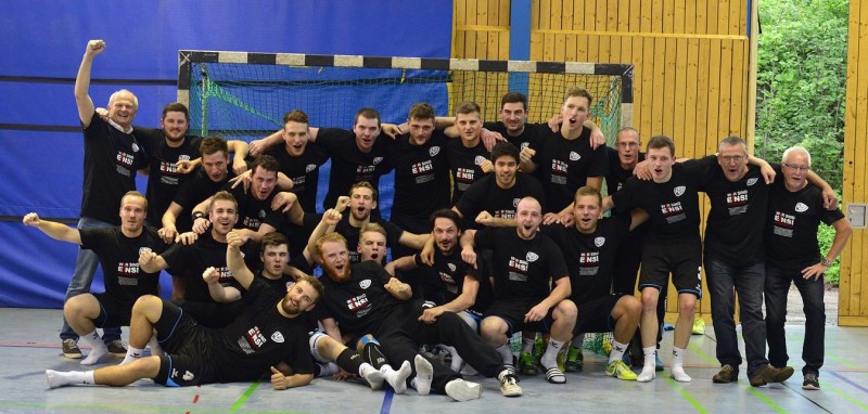 Team des TVN II jubelt gemeinsam.