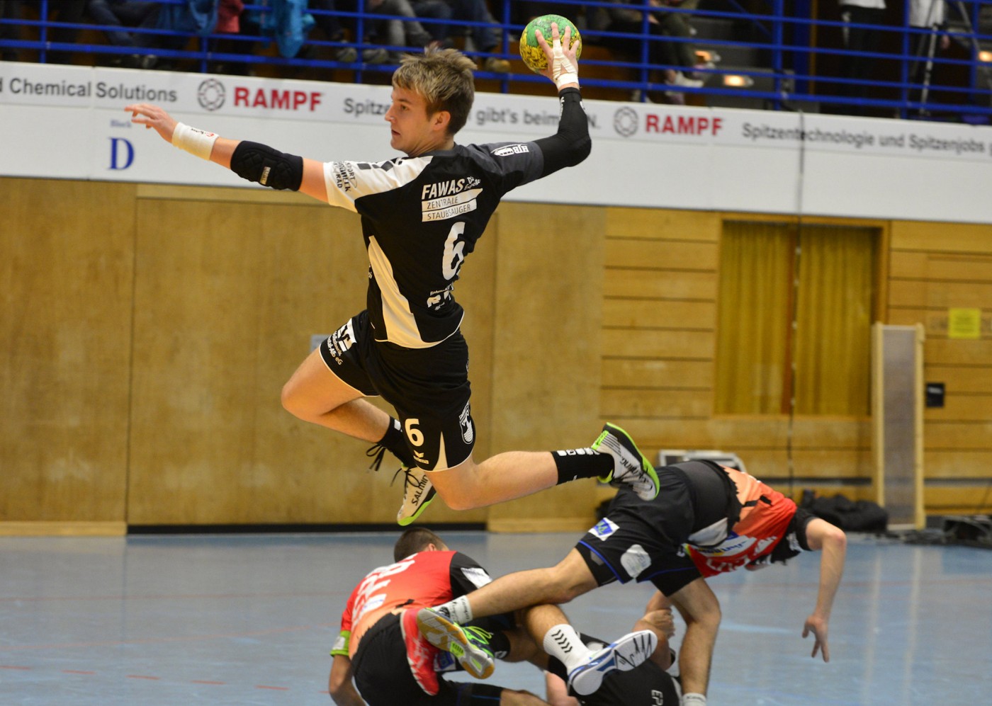 Paul Maier haut die Murmel ins Gehäuse.