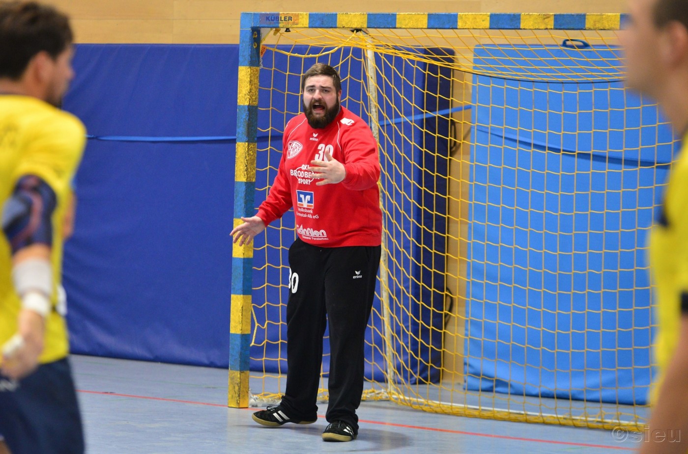 Toni Lutter schimpft mit seinen Vorderleuten.